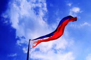 Drapeau des Philippines flottant au vent. 