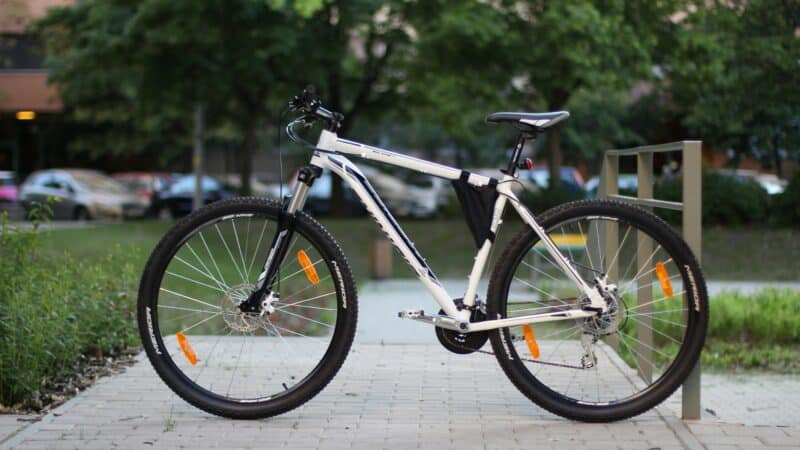 Hardtail vs Full Suspension: Cost, Terrain, and Maintenance Compared