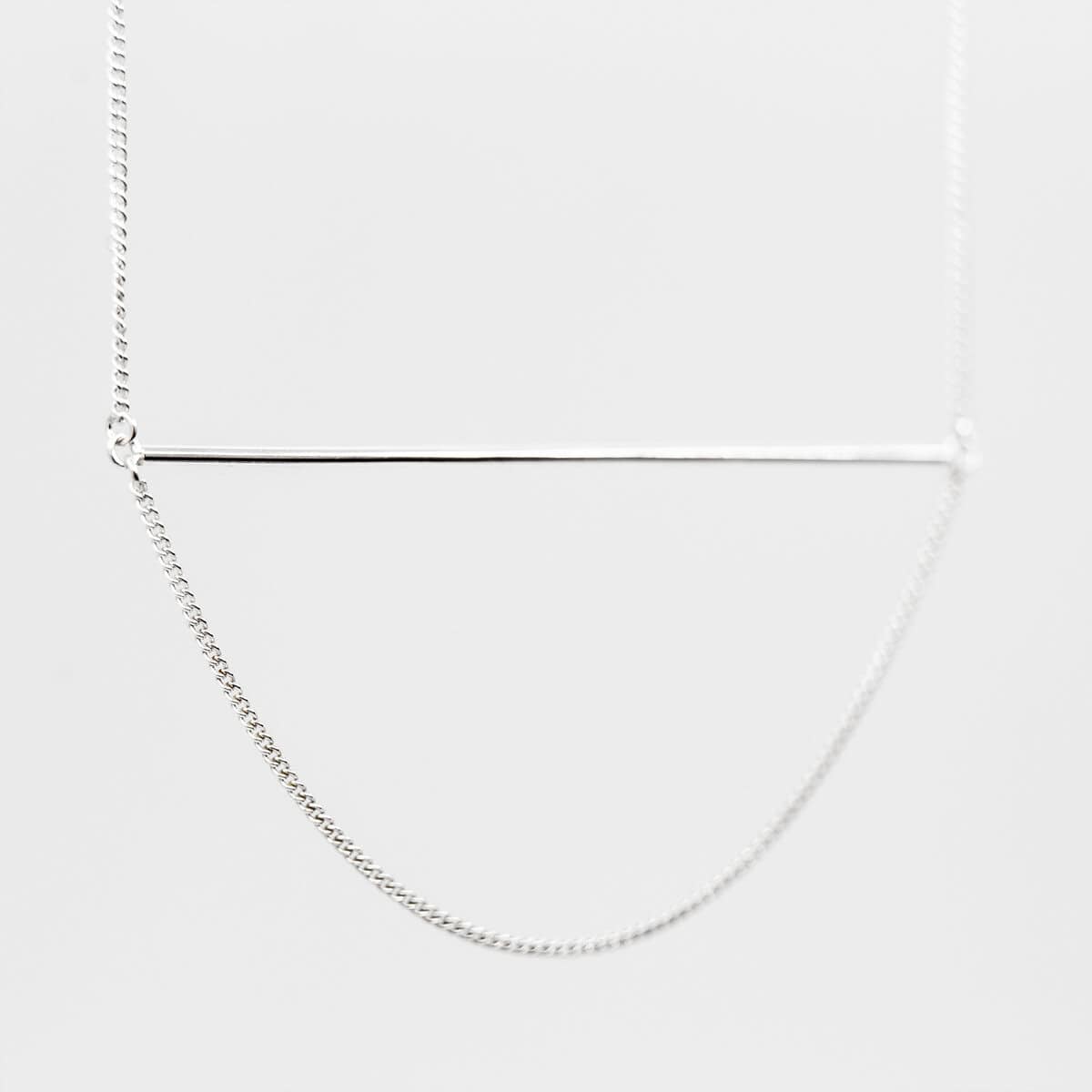 Silver halsband "Swing" från Outer City, minimalistisk design.