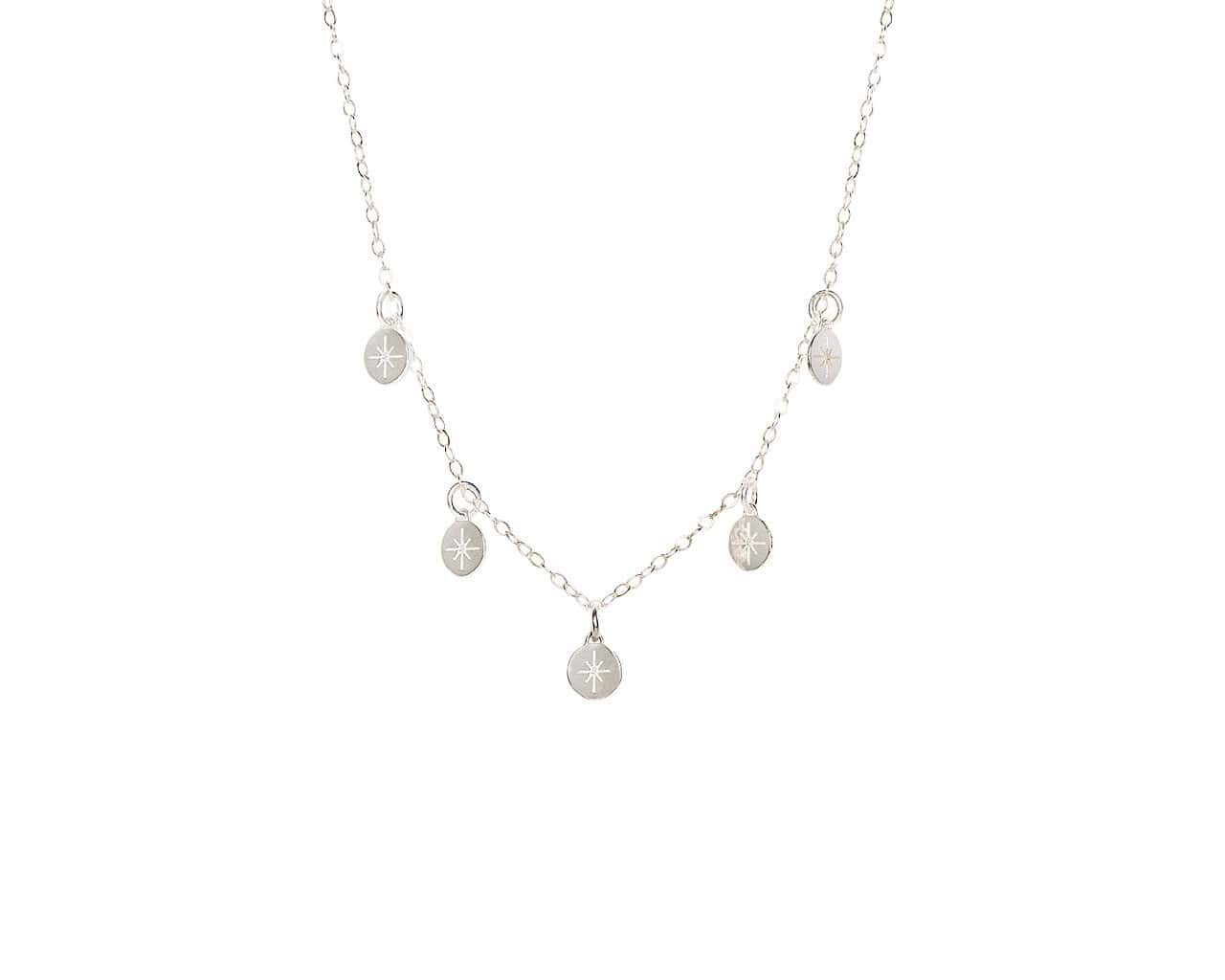 Snygg silverhalsband med stjärnmotiv, perfekt för vardag och fest.