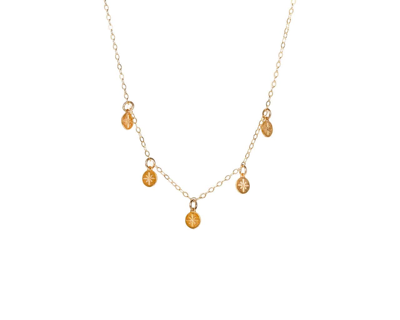 Elegant guldhalsband med stjärn- och månmotiv, perfekt för vardag och fest.