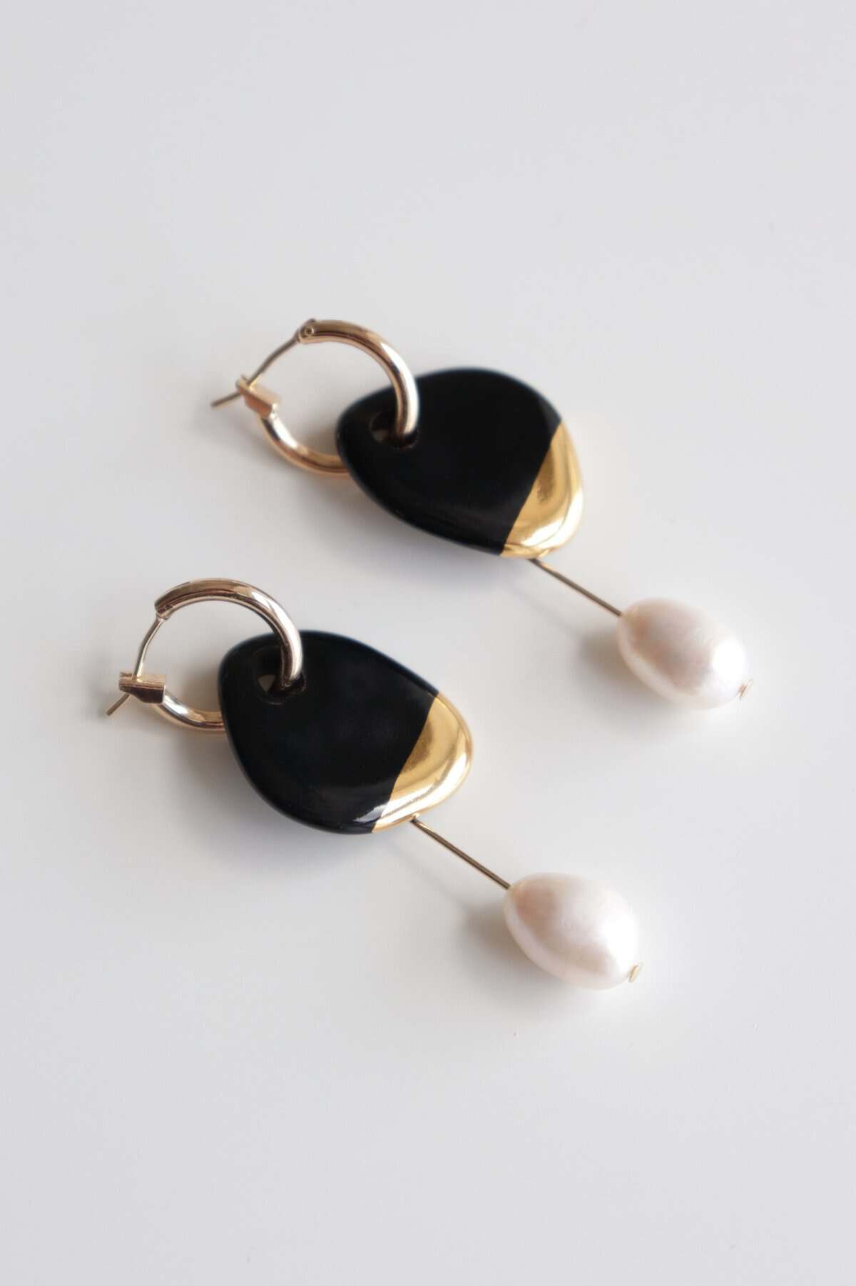 Arp Pearl And Porcelain Earrings - Black