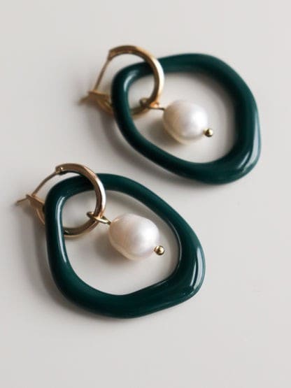 Arp Pearl and Porcelain Hoops - Dark Green - Bild 6