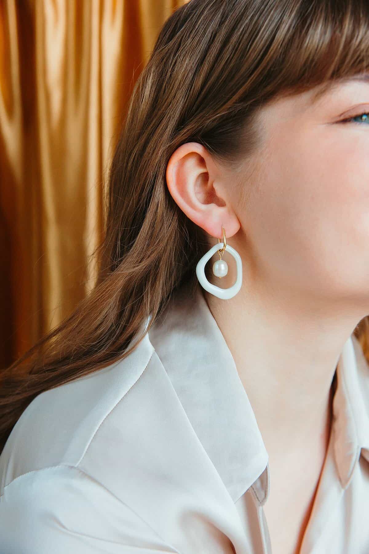Arp Pearl and Porcelain Hoops- Burgundy - Bild 5