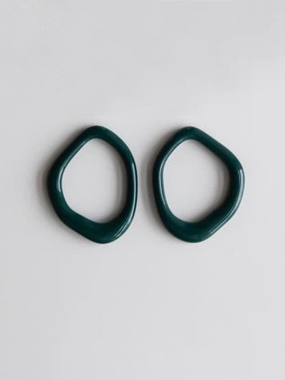 Arp Pearl and Porcelain Hoops - Dark Green - Bild 5