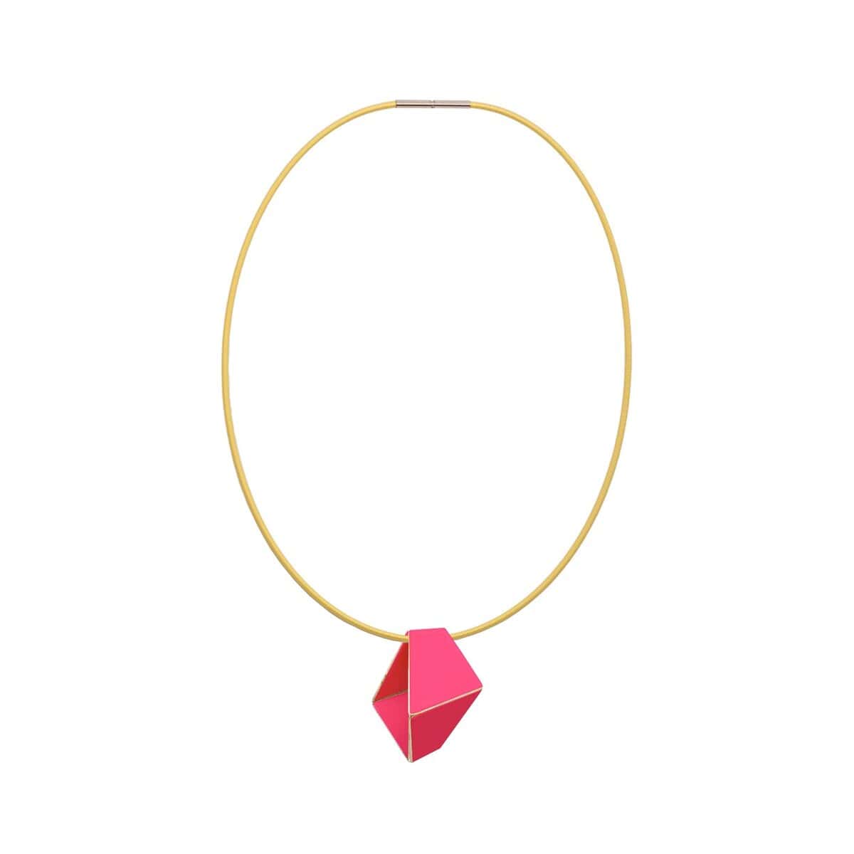 Guldfärgad halskedja med rosa foldad halsband, minimalistisk design.