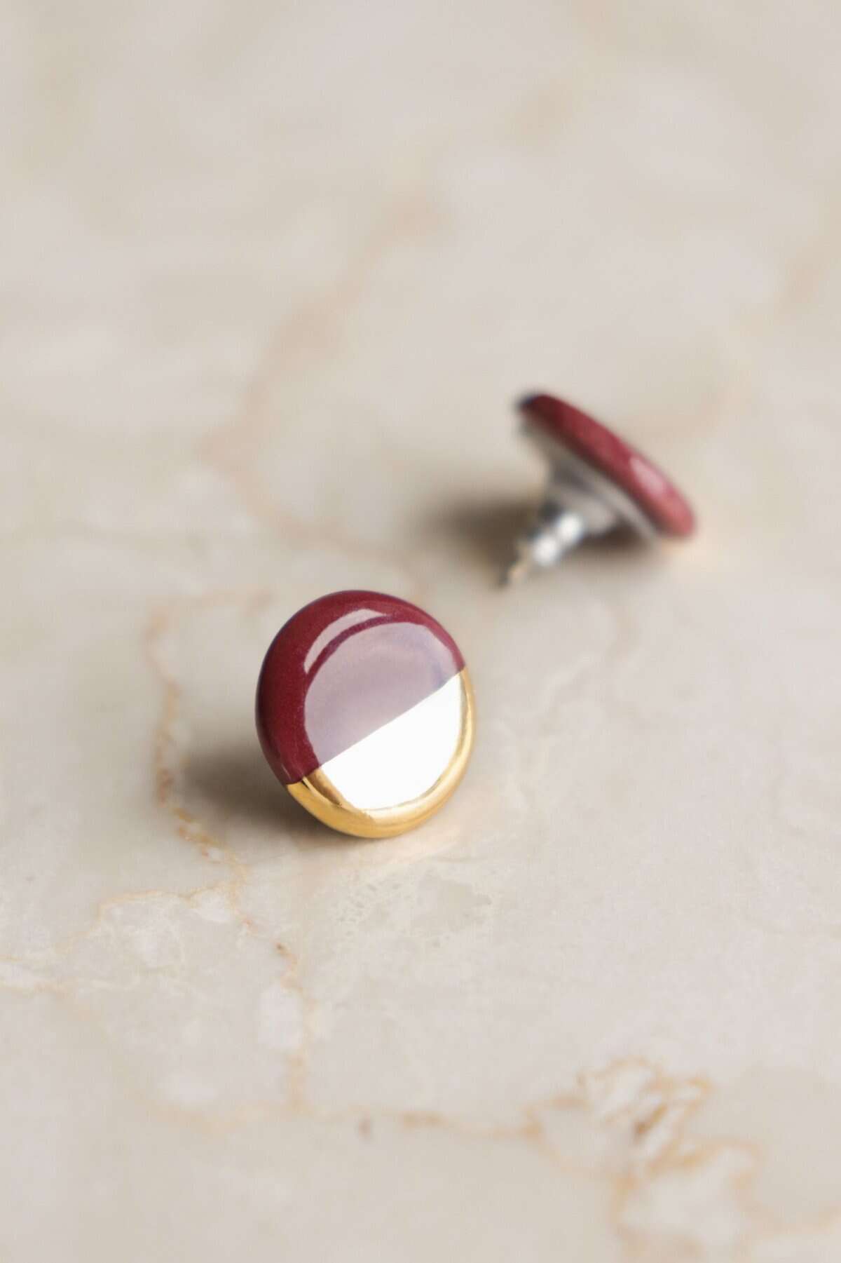Porcelain Round Stud Earrings - Burgundy and Gold - Bild 4