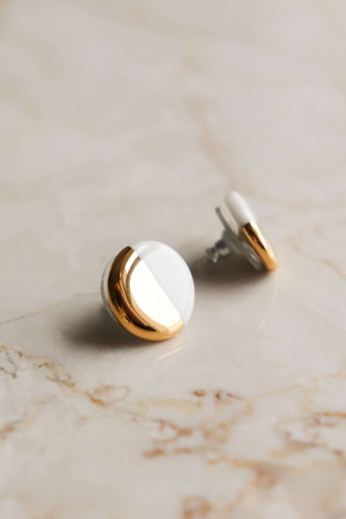 Porcelain Round Stud Earrings - White and Gold - Bild 3
