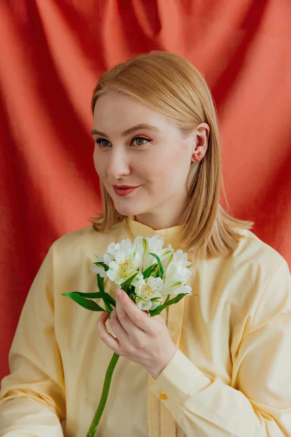 Duttade porslinsörhängen i hjärtform, rosa färg, för elegant stil.