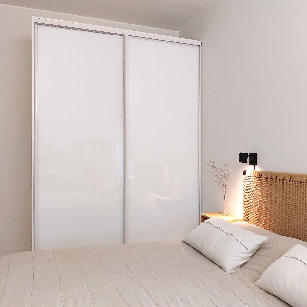 valkoinen liukuovikaappi