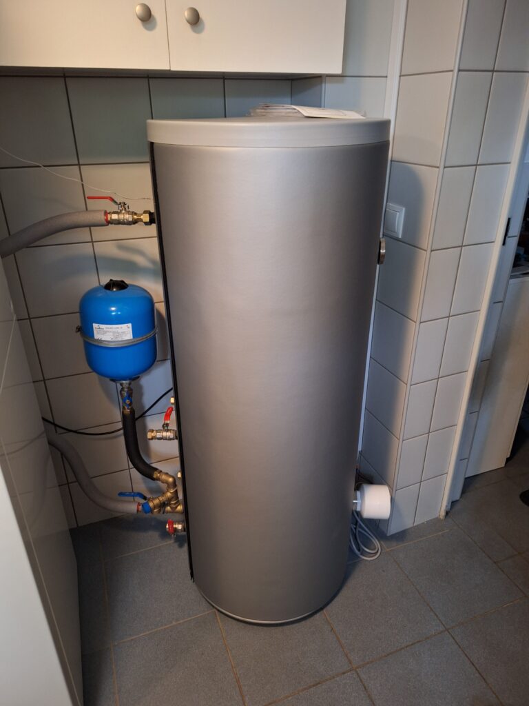 magazyn ciepła, zasobnik CWU zautomatyzowany z fotowoltaiką i z magazynem energii