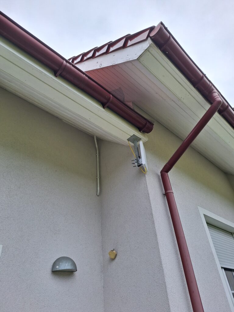 Przeprowadzenie przewodu z dachu do garażu od Paneli słonecznych do falownika i banku energii