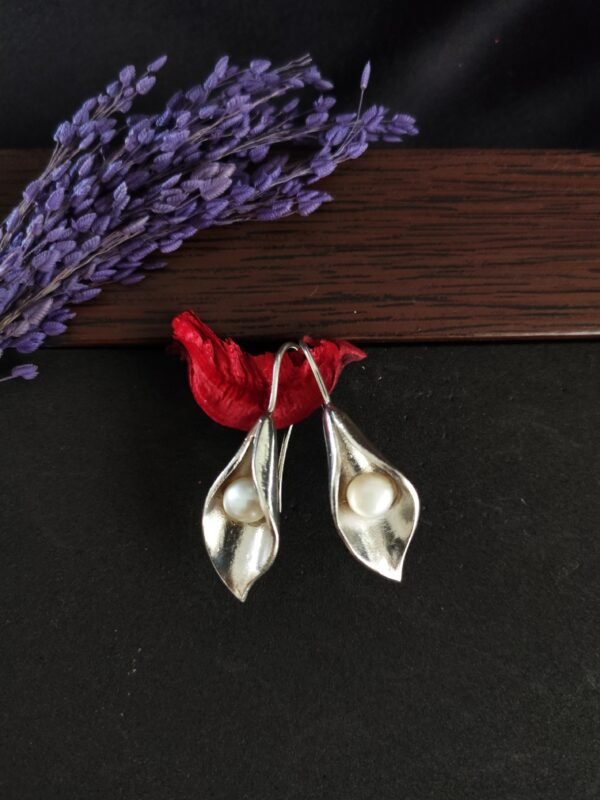 FLORA Tulip Pearl Necklace - Image 7