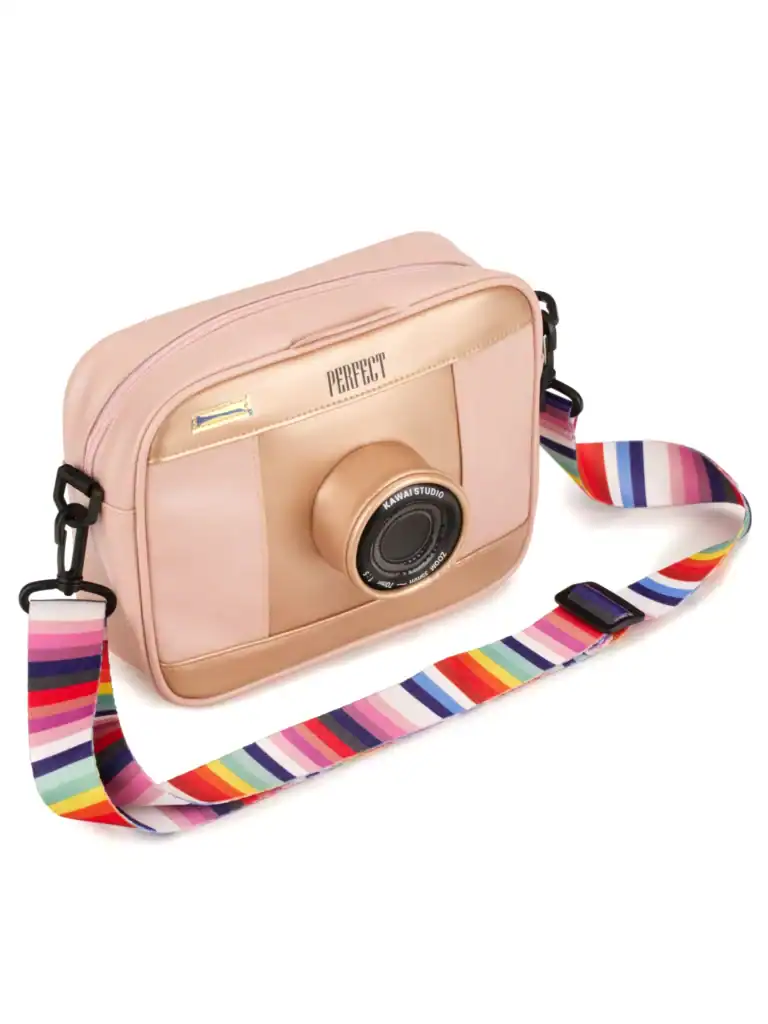 תיק מצלמה ורוד YUNG עם רצועת צבעונית לנשיאה נוחה ואופנתית.