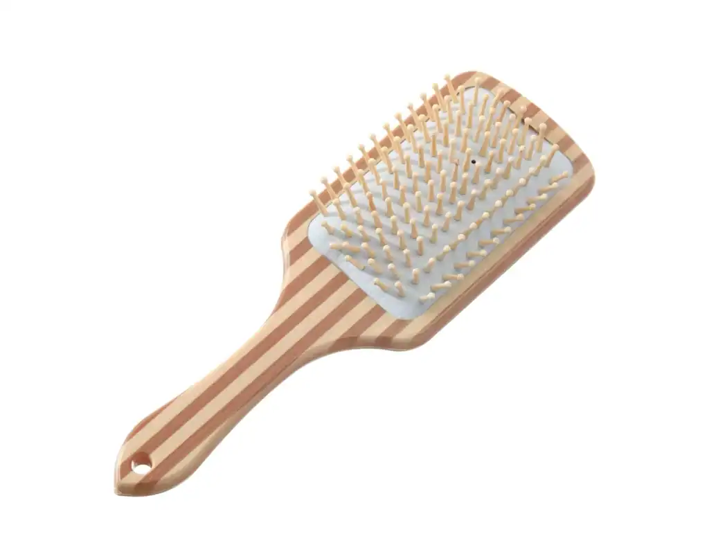 מברשת שיער מעץ בגוונים, כלי טיפוח טבעי לשיער בריא ומבריק.