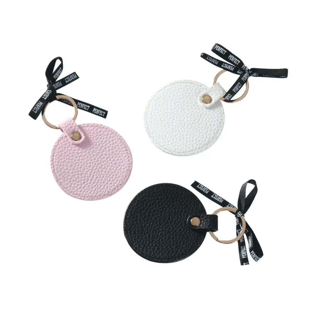 מחזיק מפתחות מעוצב עם רצועת בד לוגו, קל לשימוש ואופנתי.