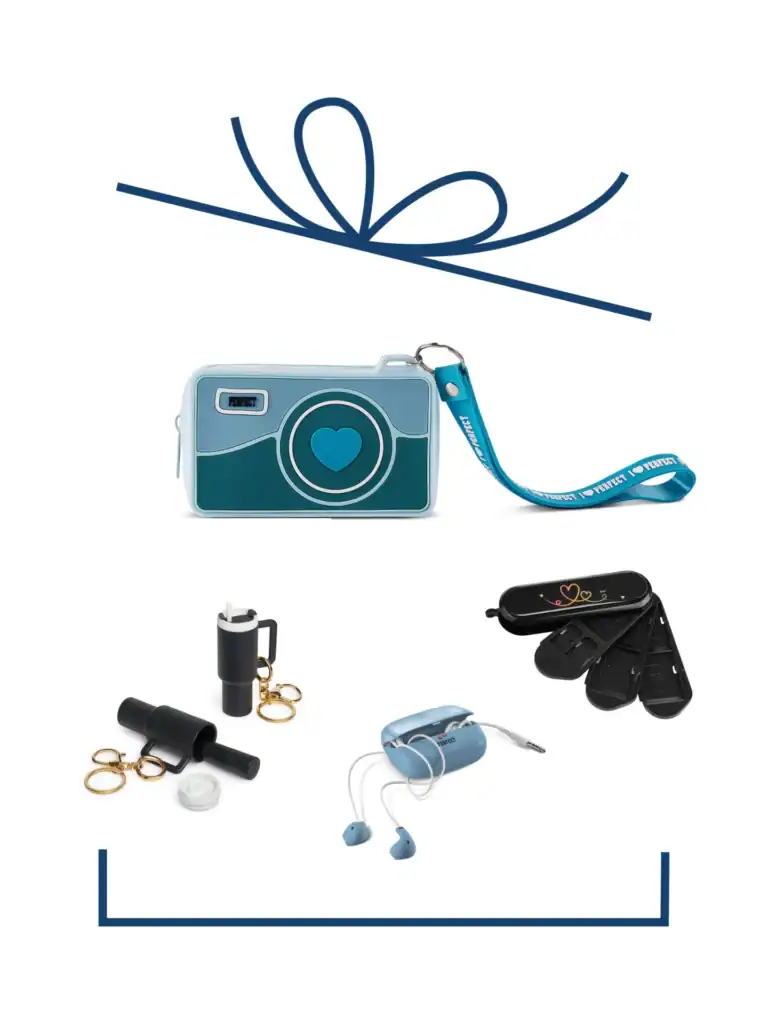 תמונה של מארז Blue Click עם מצלמה, אוזניות ופריטים נלווים.