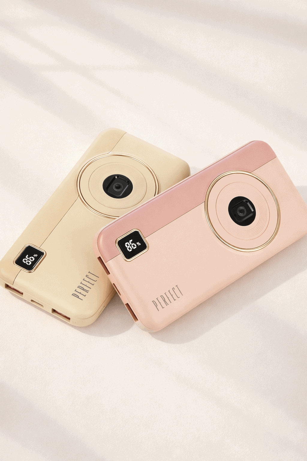 מצלמת רשת נטענת מעוצבת בצבעים ורוד וקרם עם תצוגת LCD מובנית. מושלמת לשימוש ביתי ומקצועי עם סוללה עמי.