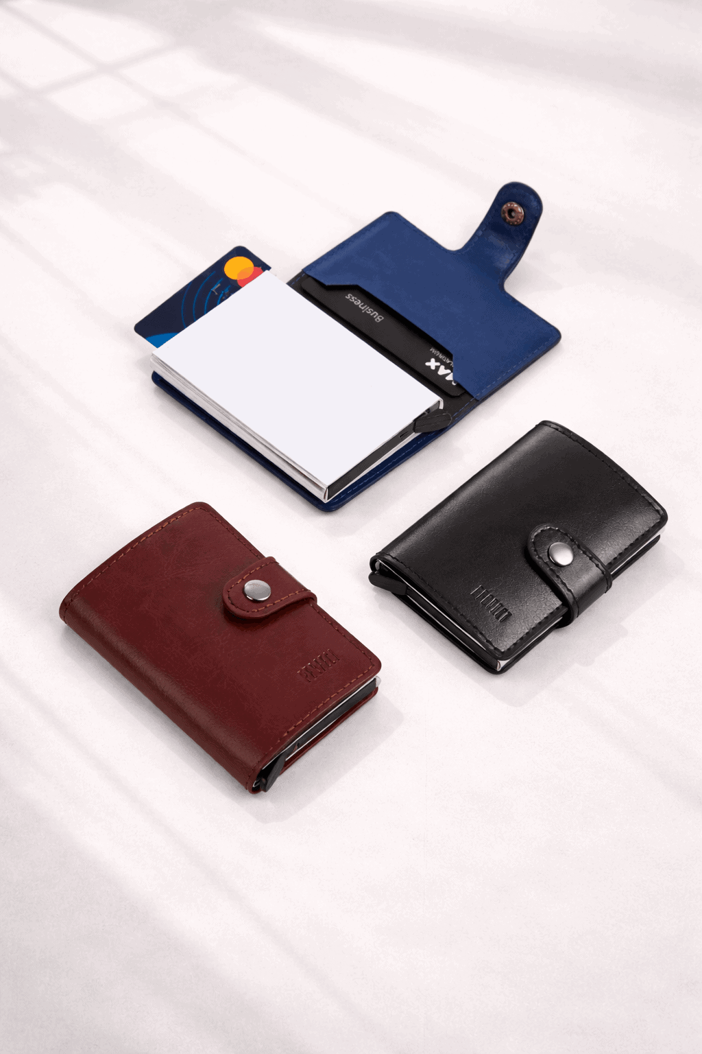 ארנק עור לכרטיסים עם כיסים לכרטיסי אשראי ומזומן, בעיצוב אלגנטי ועמיד.