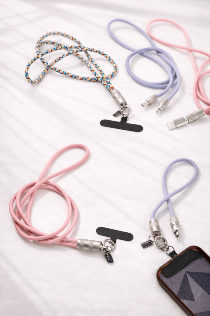 כבל סטריפ 2 ב־1 עם חיבור לטעינה ושמע, מתאים לסמארטפונים ולטלפונים ניידים.