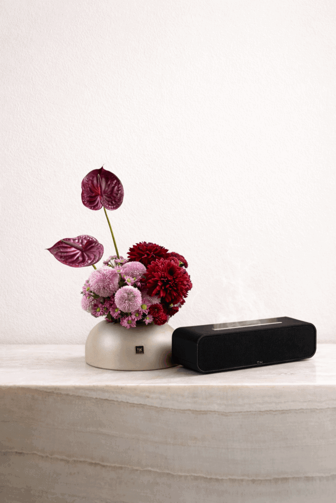 דפיוזר שולחני מעשן צבעוני עם פרחים יפים, מתאים ליצירת אווירה מרגיעה ומיוחדת בבית או במשרד.