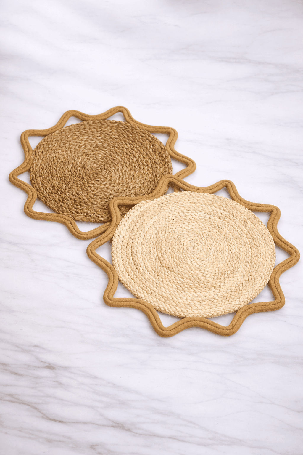 פלייסמט קש מעוצב לשולחן אוכל, חום ואיכותי, מתאים להגנה על הצלחות ומוסיפים נופך טבעי לאירוח.