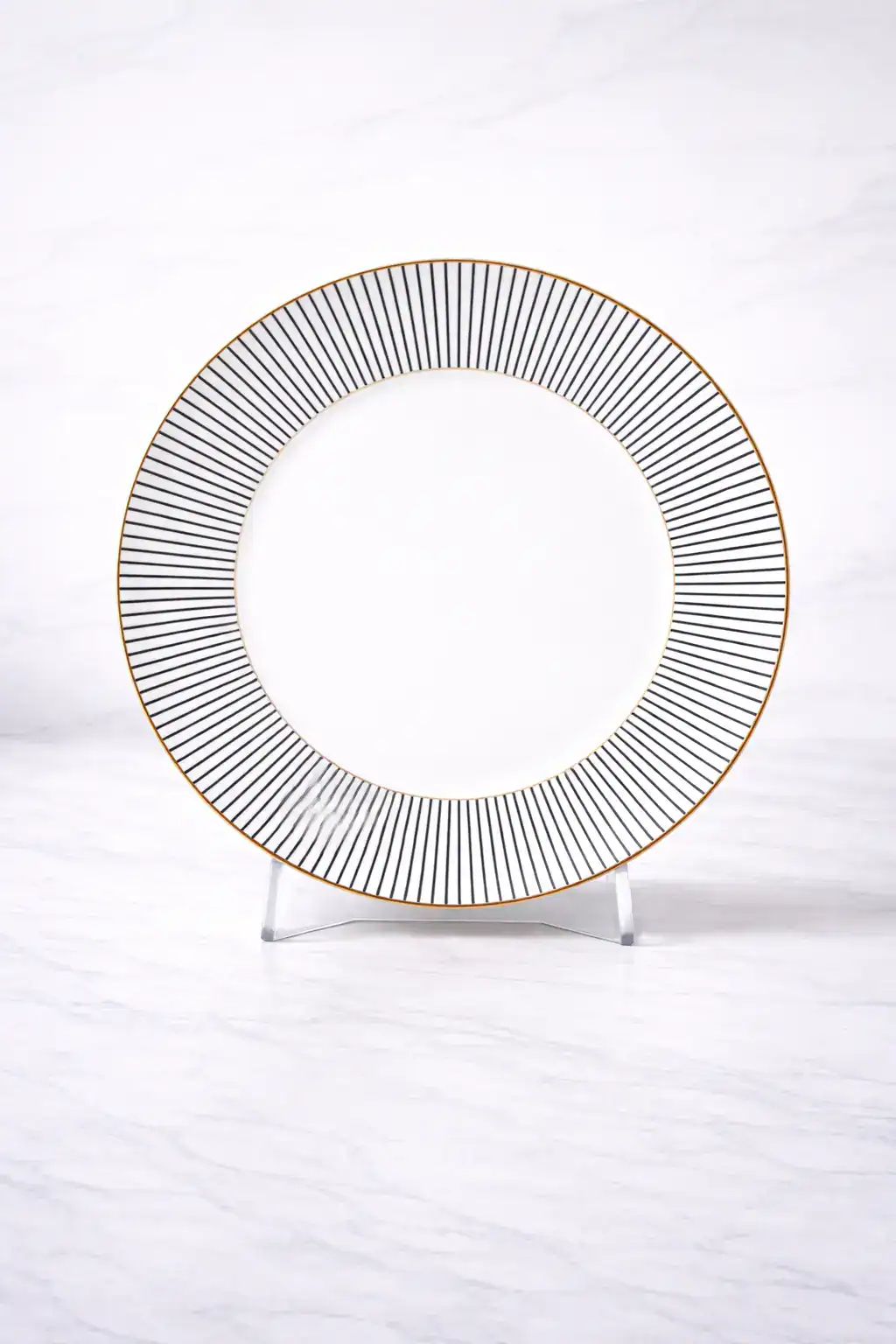 שולחן קפה מעוצב עם פרופיל זהוב ומבנה ייחודי, מתאים לסלון מודרני ואלגנטי.