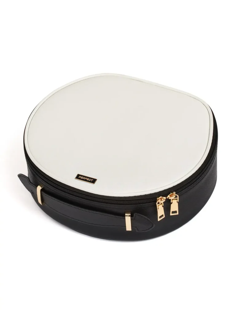 תיק אובלי דו-גוני בשחור לבן עם רוכסן, ידית ותווית "PERFECT".