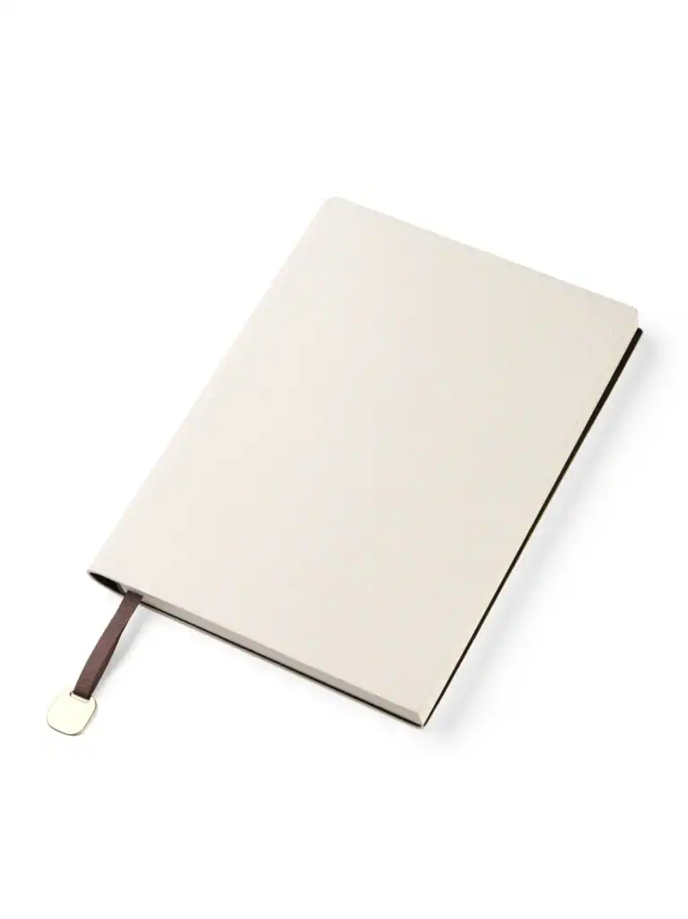 מחברת אלגנטית עם כריכה לבנה ופרטים דקורטיביים, מושלמת לכתיבה ויומנים.