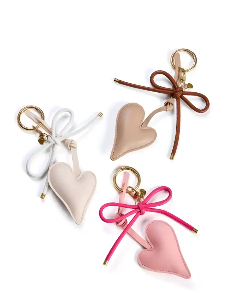 מחזיק מפתחות לב עם פפיון פוך בצבעים חמים, פריט אופנתי ומתוק לאחסון מפתחות.
