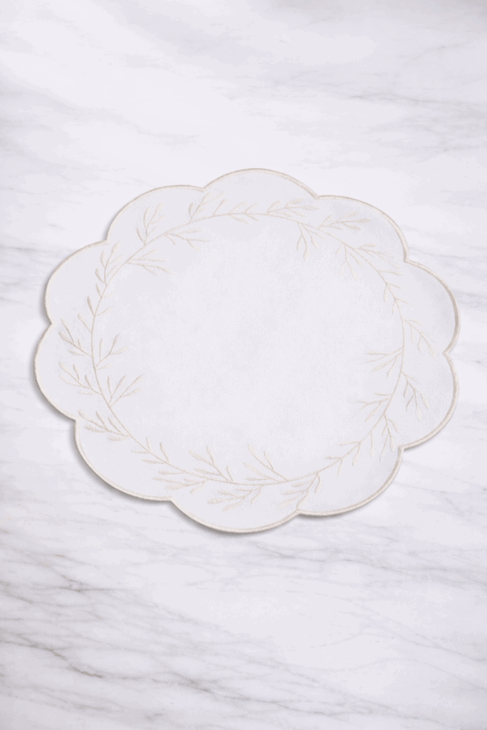 פלייסמט עלי אלגנס מעוצב עם פרחים עדינים, מתאים לשולחן חגיגי.