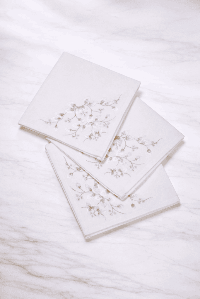 מפיות לומייר ארומני מעוצבות באלגנטיות לאירועים וקישוטי שולחן.