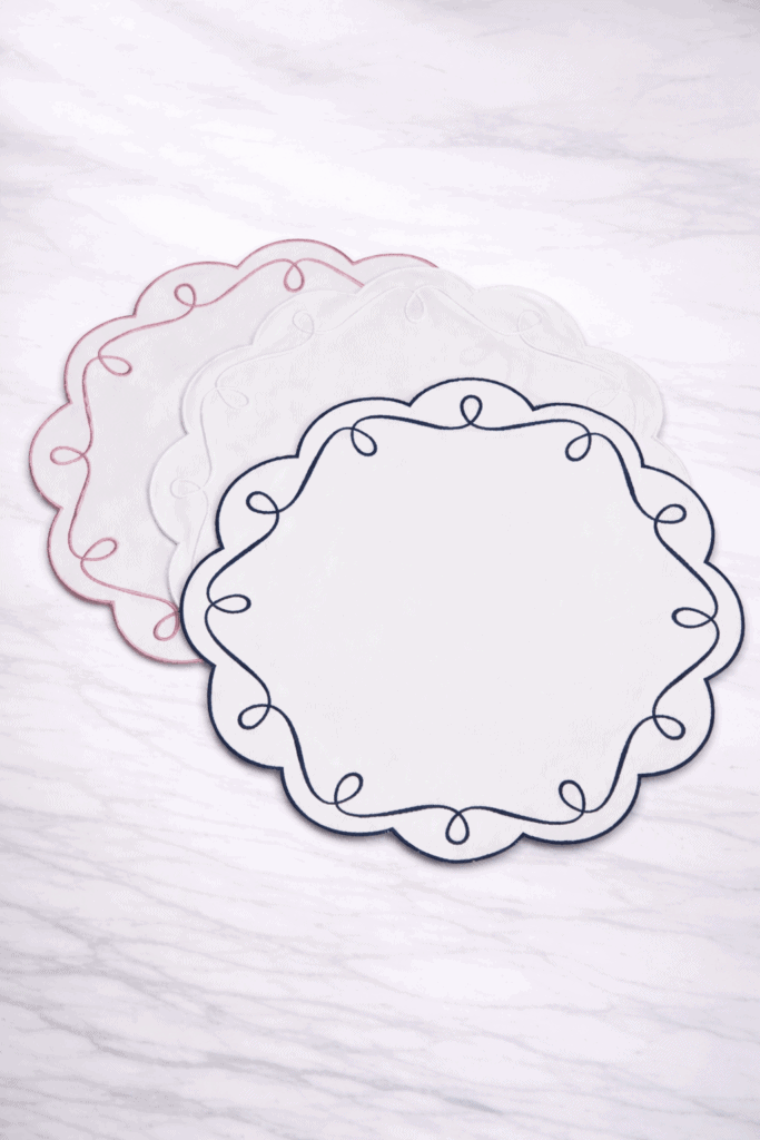 פלייסמט רקמה־חוטית לשולחן, עיצוב אלגנטי ומיוחד.