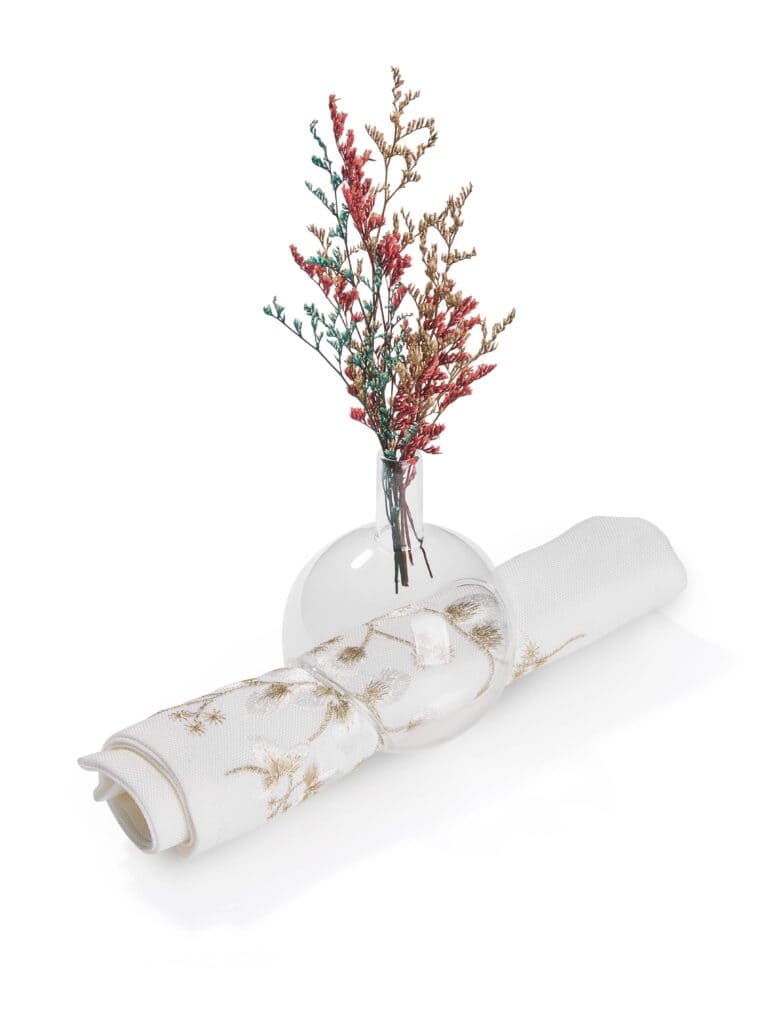 אגרטל זכוכית עם ענפי דקורציה צבעוניים.