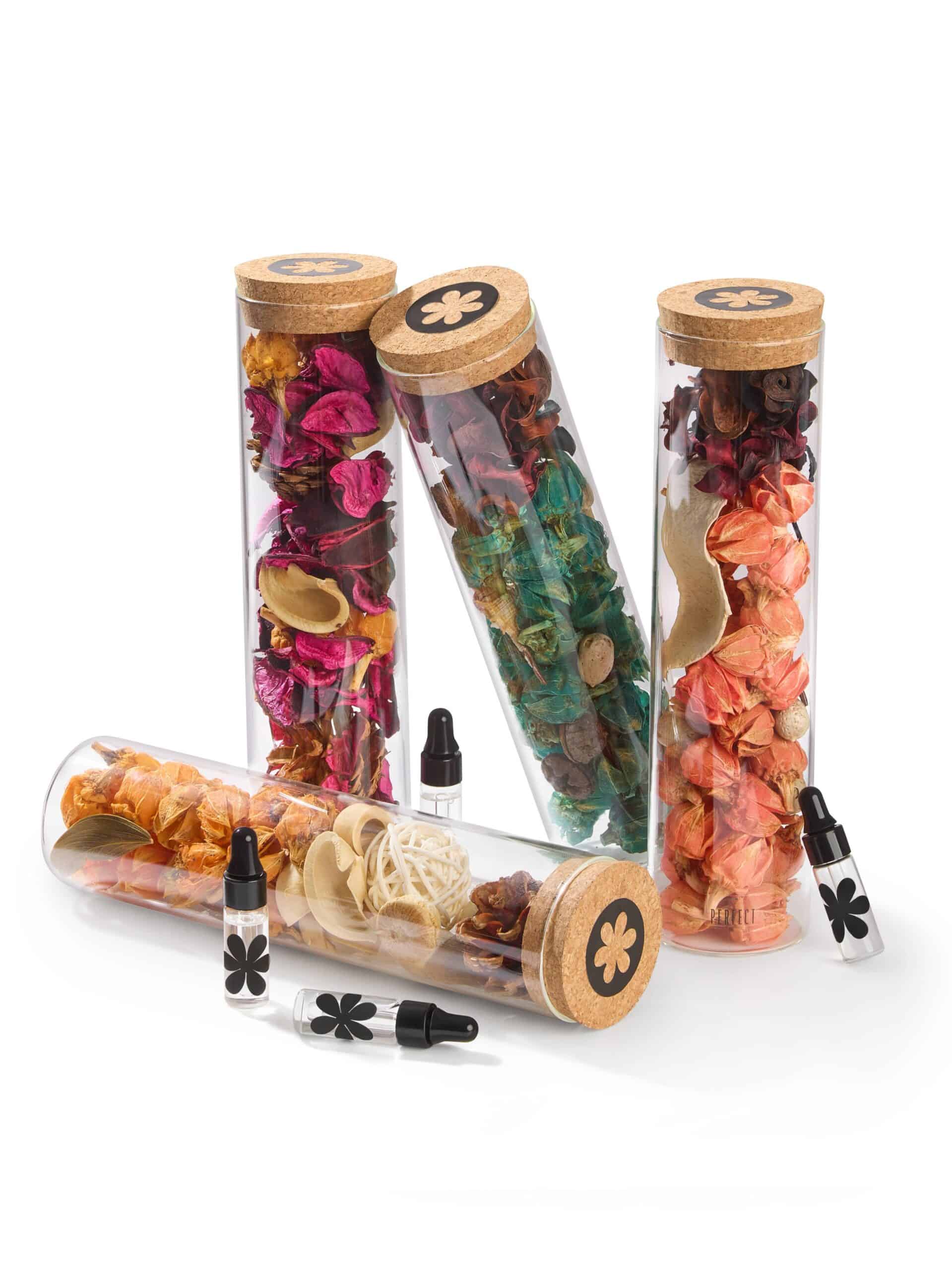 קופסאות זכוכית עם פרחים ארומטיים לנשיקה ורד, עיצוב אלגנטי ומרגיע.