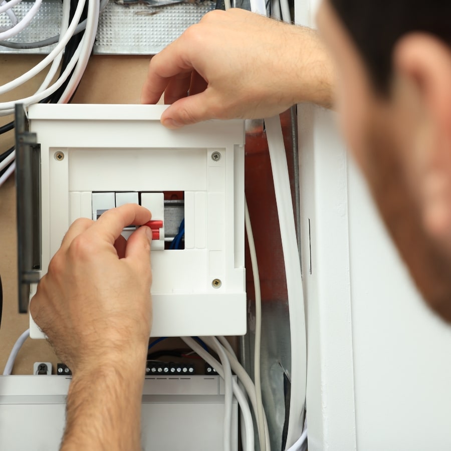 difference between rcd and circuit breaker