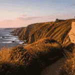falaise en bretagne vue sentier gr34