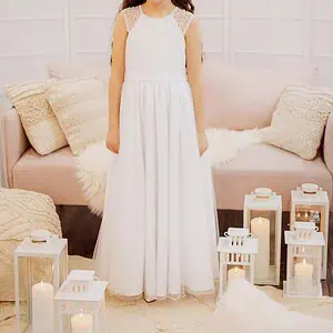 Weißes Kommunionkleid aus feiner Spitze und Glitzertüll.