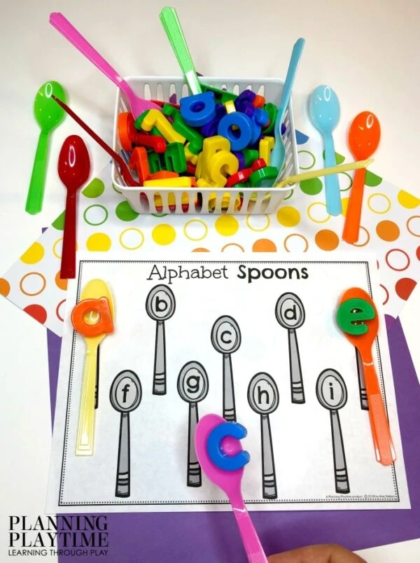 Letter Recognition Activities for Kids - alphabet soup spoons #lettertracing #letterworksheets #alphabetworksheets #preschoolworksheets #preschoolactivities #alphabetactivities #planningplaytime