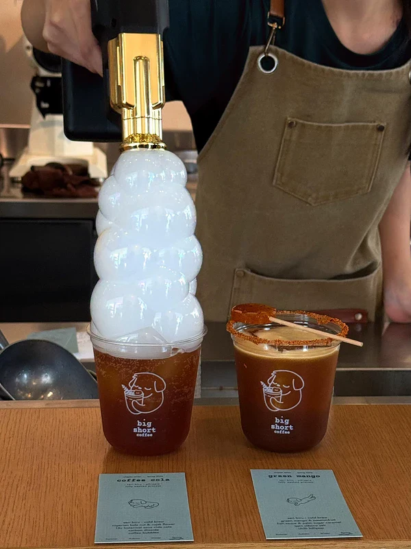U-shaped plastic cups filled with coffee are placed on the bar counter. PET cups are suitable for juice shops, coffee shops, soft drink shops, and bubble tea shops.