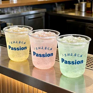 U-shaped plastic cups filled with drinks are placed on the bar counter. PET cups are suitable for juice shops, coffee shops, soft drink shops, and bubble tea shops.