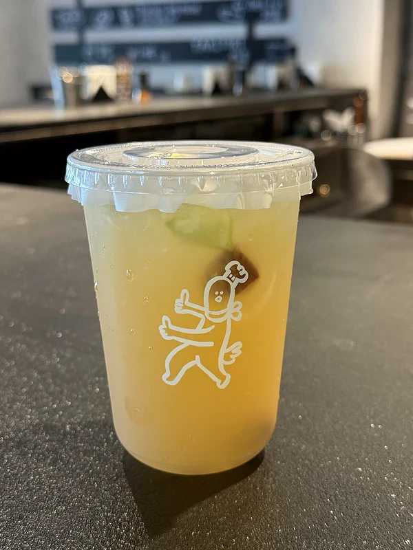 PET cups for serving plum lemon tea, suitable for bubble tea shops, tea shops, coffee shops, and juice shops.