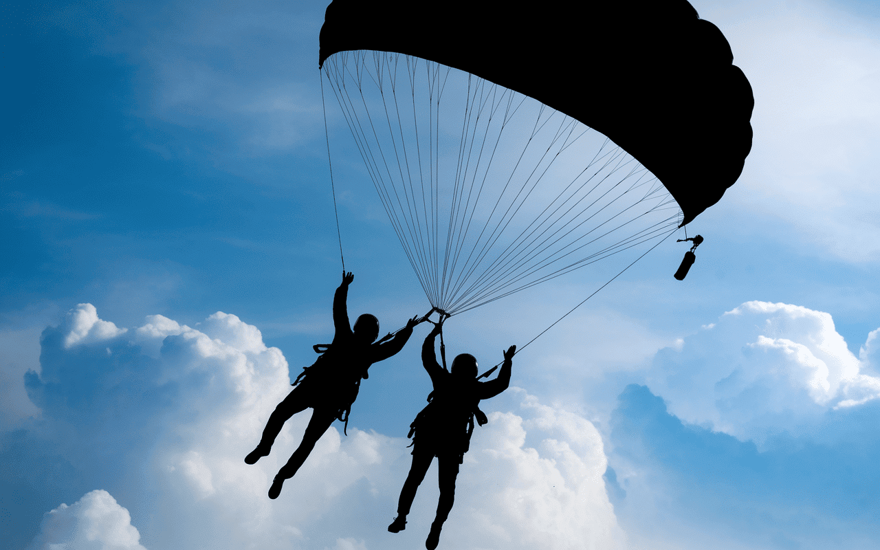 deux silhouettes saut en parachute prix tandem chute libre