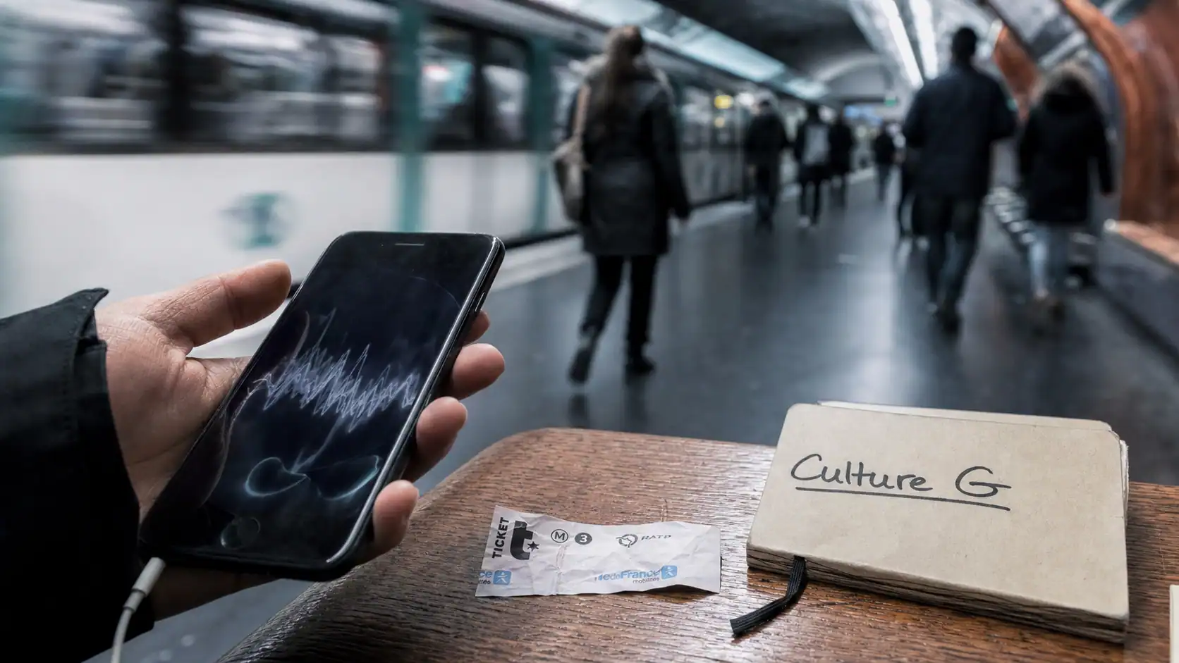Meilleurs podcast culture generale : apprendre au quotidien en métro, smartphone et écouteurs