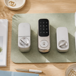 serrure connectée prix et accessoires sur table