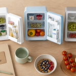 prix petit frigo miniatures ouverts sur plan de travail