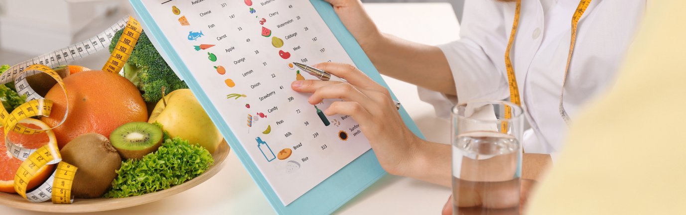 Nutrizionista mostra una tabella degli alimenti