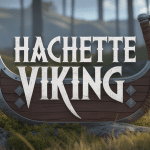 hachette viking posée sur souche en forêt nordique avec motifs runiques