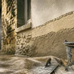 Enduit à la chaux facade : texture sableuse de gobetis sur mur ancien