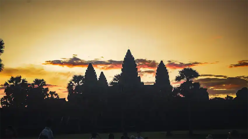 Rain angkor wat tour sunrise